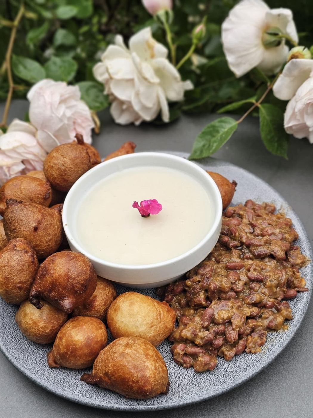 Beignets, haricots et bouillie