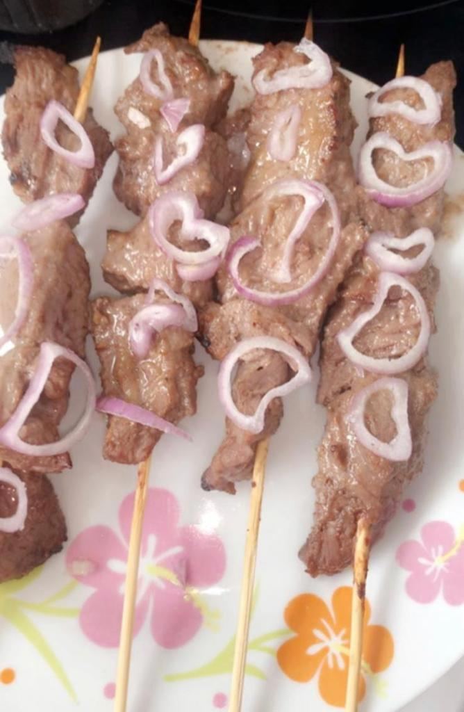 Brochettes aux oignons rouges