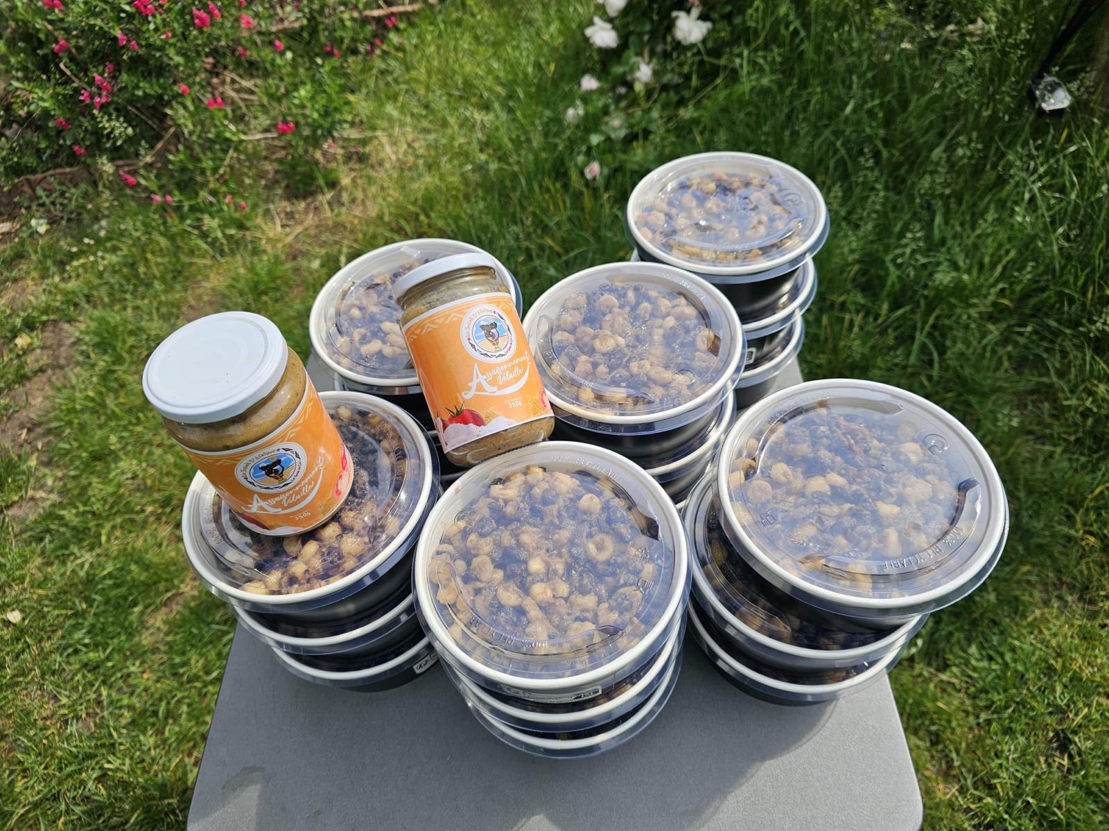 Pots Volaille posés sur des plats à emporter