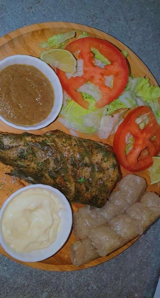 Poisson grillé et attiéké